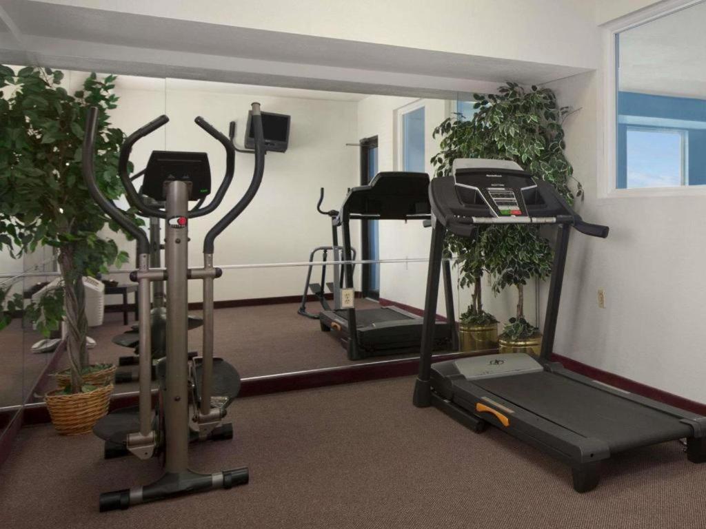 Days Inn & Suites By Wyndham Romeoville Esterno foto