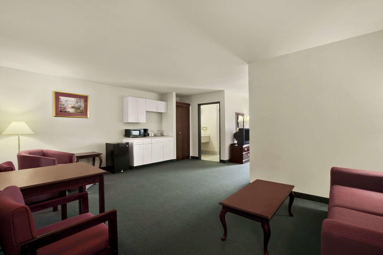 Days Inn & Suites By Wyndham Romeoville Esterno foto